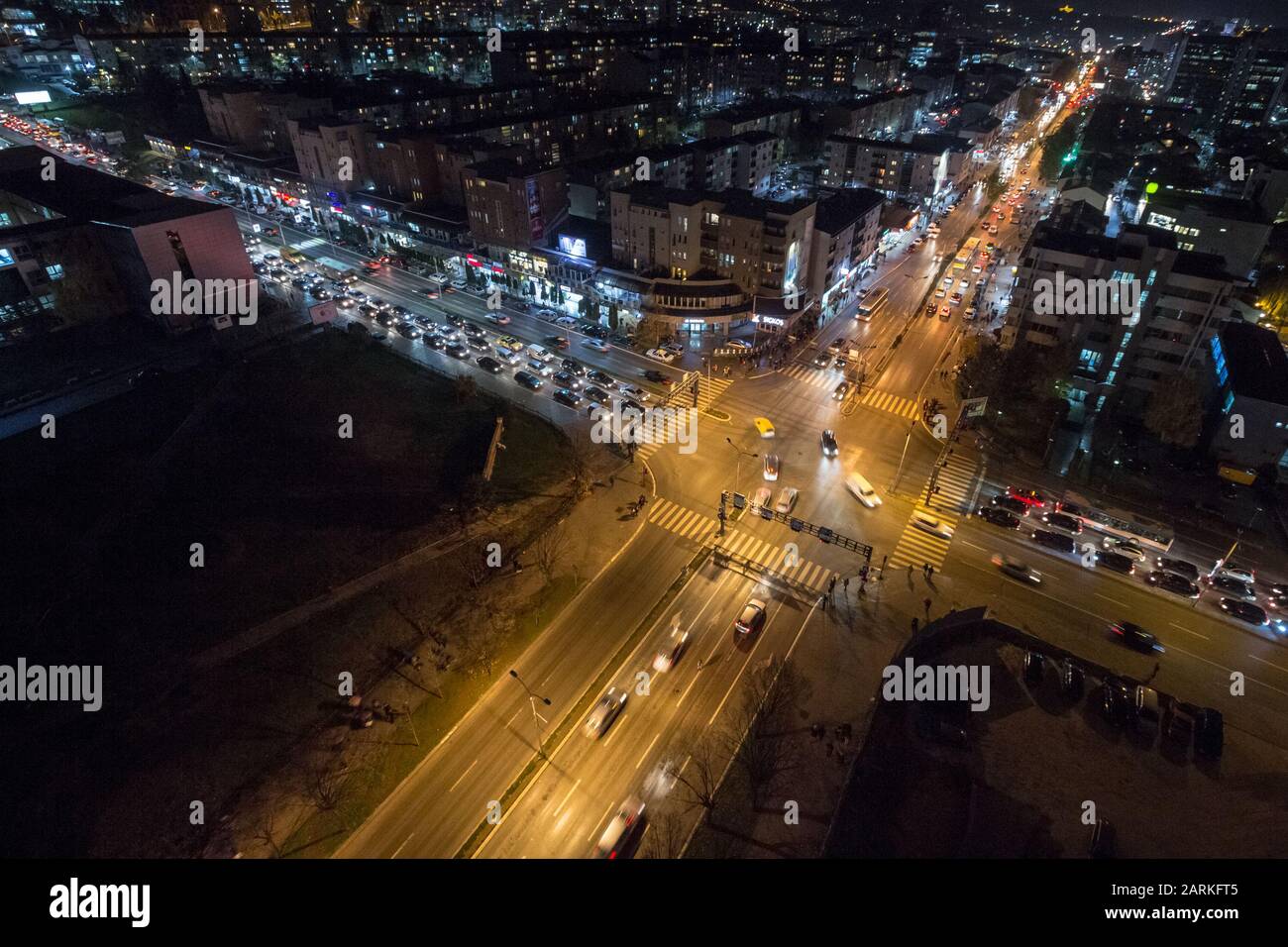 Prishtina, KOSOVO - 11. NOVEMBER 2016: Nächtlicher Blick auf die Kreuzung zwischen Bill Clinton Boulevard und George W Bush Bd mit vorbeifahrenden Autos ist K Stockfoto