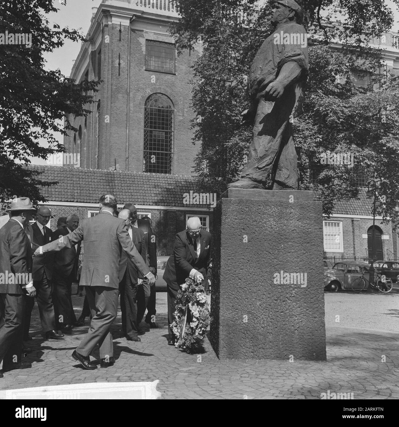 George Meany (präsident der amerikanischen Gewerkschaft), Kranz gelegt am Dock Worker Date: Juli 13, 1965 Schlüsselwörter: DOKWORKERS, CONFIDENTS, Chairmen Personal Name: George Meany Stockfoto