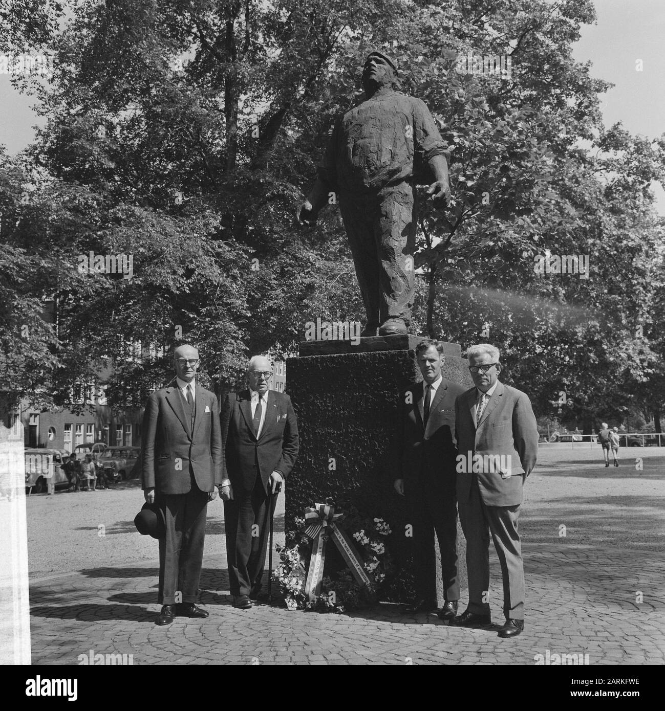 George Meany (präsident der amerikanischen Gewerkschaft), Kranz gelegt am Dock Worker Date: Juli 13, 1965 Schlüsselwörter: DOKWORKERS, CONFIDENTS, Chairmen Personal Name: George Meany Stockfoto