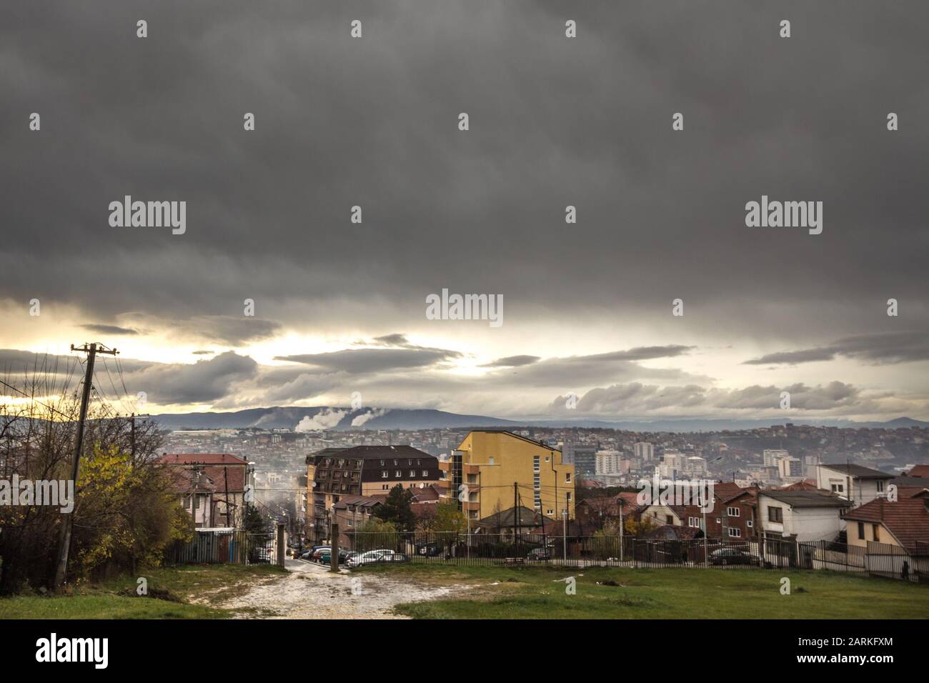 Panoramablick auf Prishtina, die Hauptstadt des Kosovo, von der Velania-Schanze aus bei einem bewölkten regnerischen Nachmittag im Herbst. Bild des dow Stockfoto