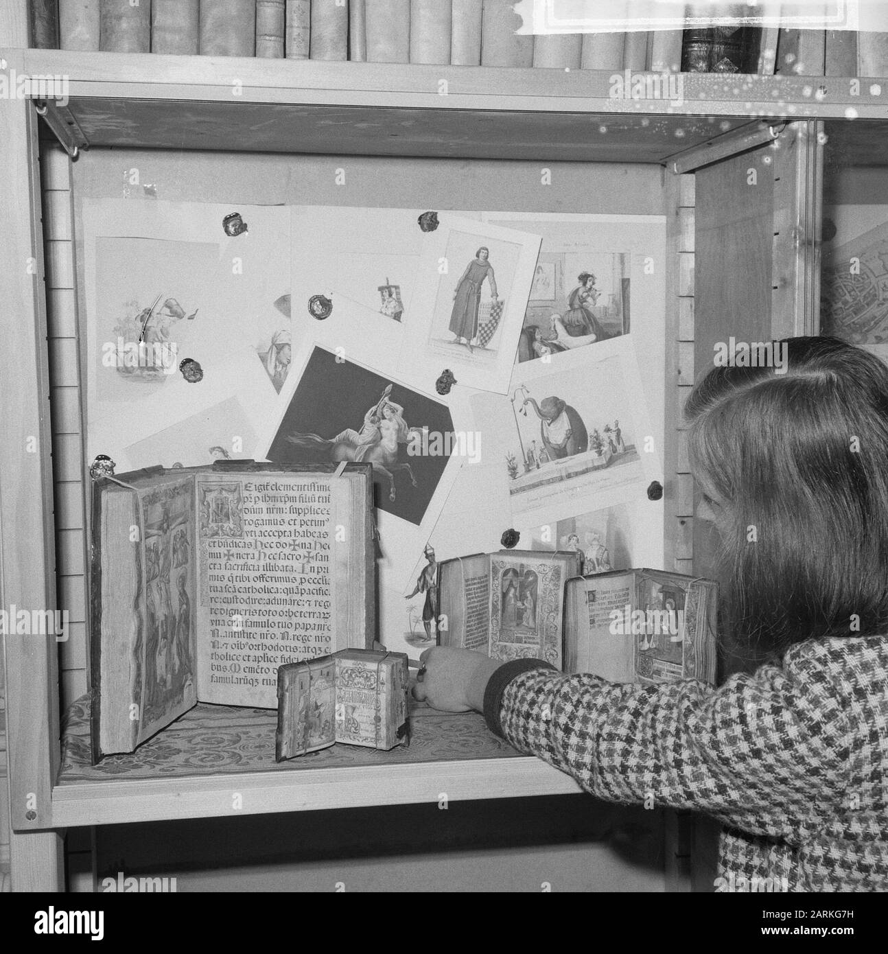 Ausstellung alte Bücher und Gravuren Datum: 4. Oktober 1965 Stichwörter: Bücher, GRABSTÄTTEN, Ausstellungen Stockfoto