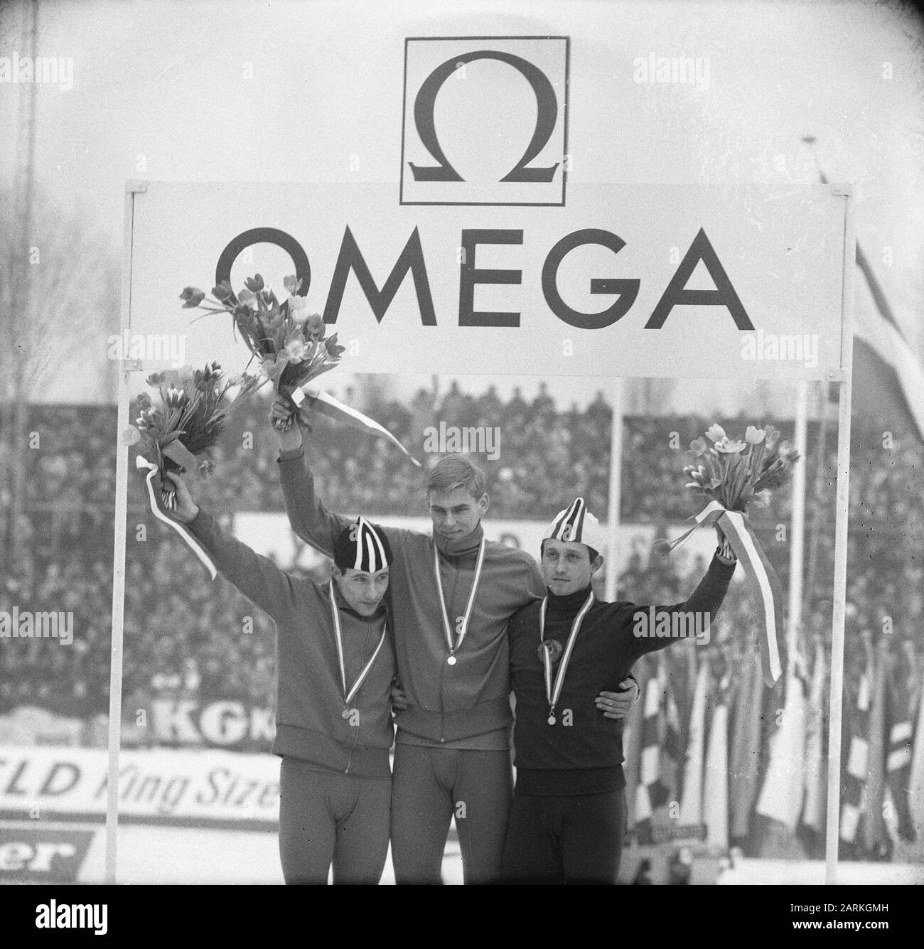 Skating Europameisterschaften in Deventer, Zeremonie Protocolaire 1500 Meter, v.l.n.r Verkerk (3), Schenk (en Kaplan (2) Datum: 23. Januar 1966 Ort: Deventer Schlüsselwörter: SCHAMPIES, Feierlichkeiten Stockfoto