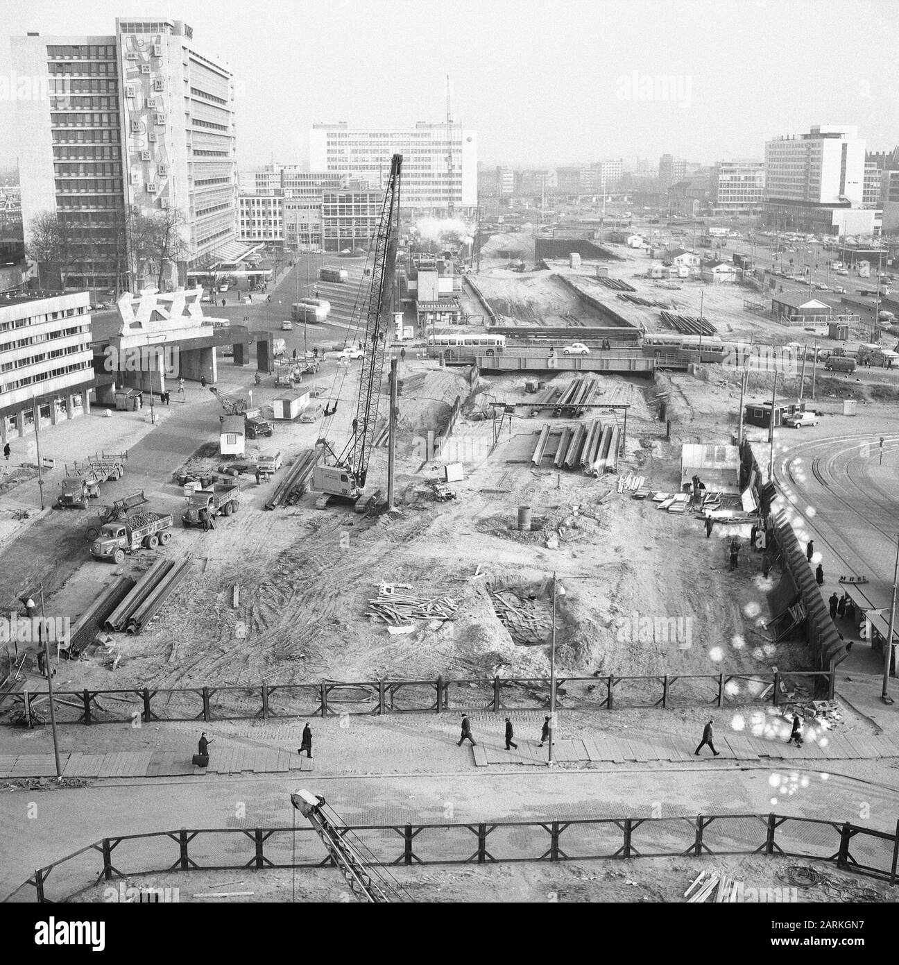 Work Metro Rotterdam, am Stationsplein Datum: 13. Januar 1966 Standort: Rotterdam, Zuid-Holland Schlüsselwörter: Arbeit, U-Bahn Stockfoto