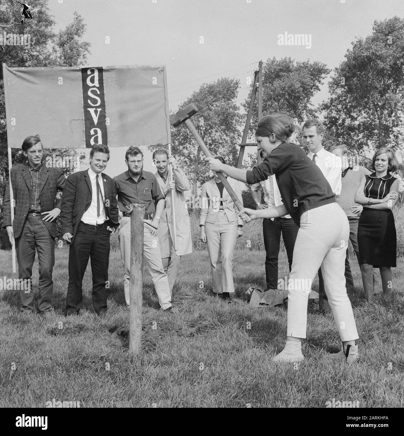Zehntausend Zimmermangel für Studenten in Amsterdam Symbolisch der erste (Holz-)Pol für eine Studentenwohnung im Bijlmermeer ist geschlagen Datum: 10. september 1966 Standort: Amsterdam, Noord-Holland Schlüsselwörter: Proteste, Studenten, Studentenwohnheimen Stockfoto