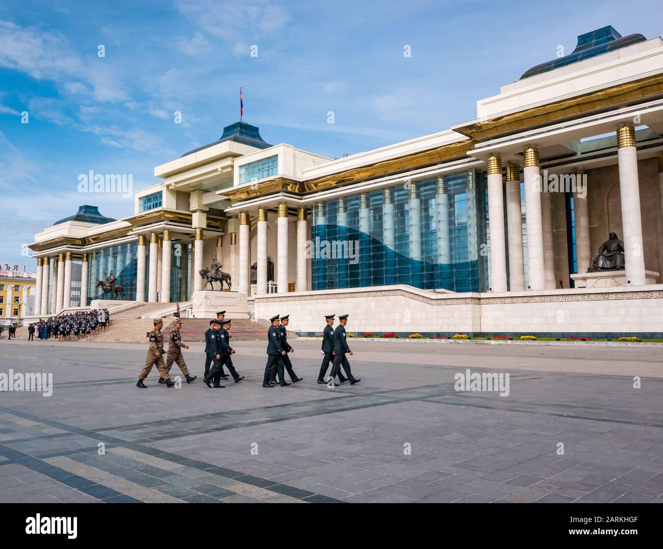 Weibliche Polizisten in Zeremonie im Regierungspalast mit Militärangehörigen, Sükhbaatar-Platz, Ulaanbaatar, Mongolei Stockfoto