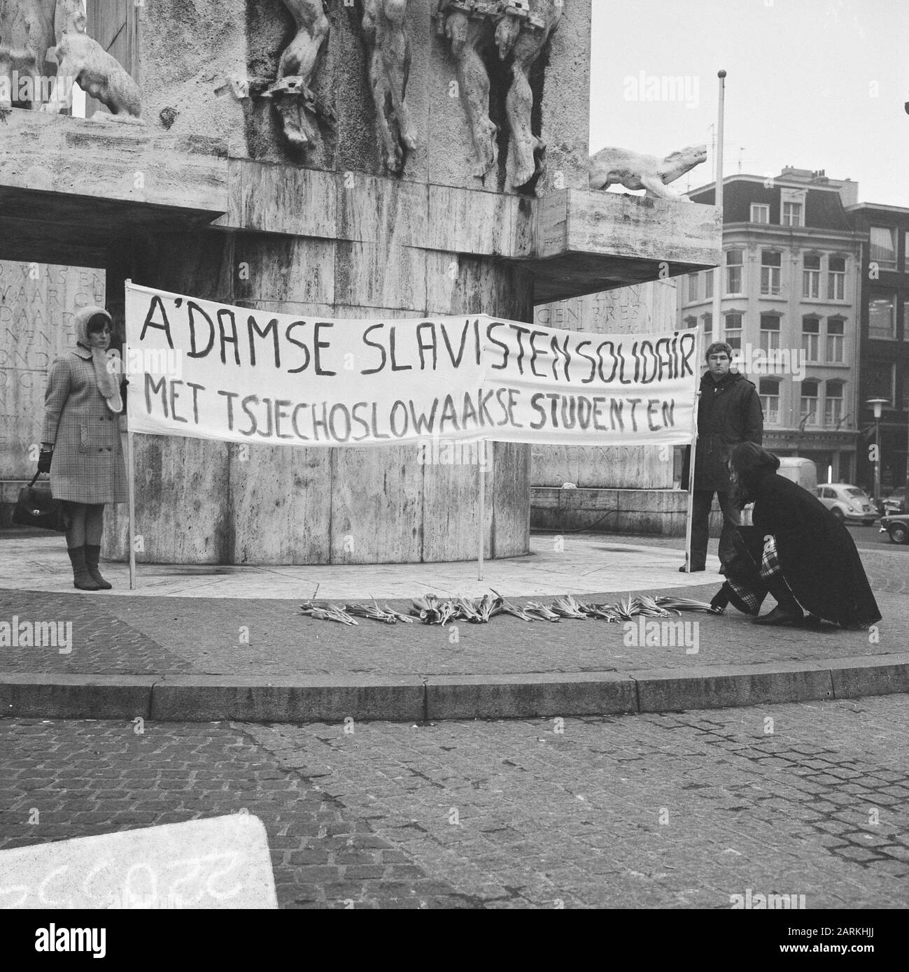 Studenten in Slavischer Sprache demonstrieren am Nationaldenkmal in Solidarität mit Tschechen Datum: 24. Januar 1969 Ort: Tschechische Republik Schlüsselwörter: Studenten, Demonstrationen, Denkmäler: Mieremet, Rob/Anefo Stockfoto