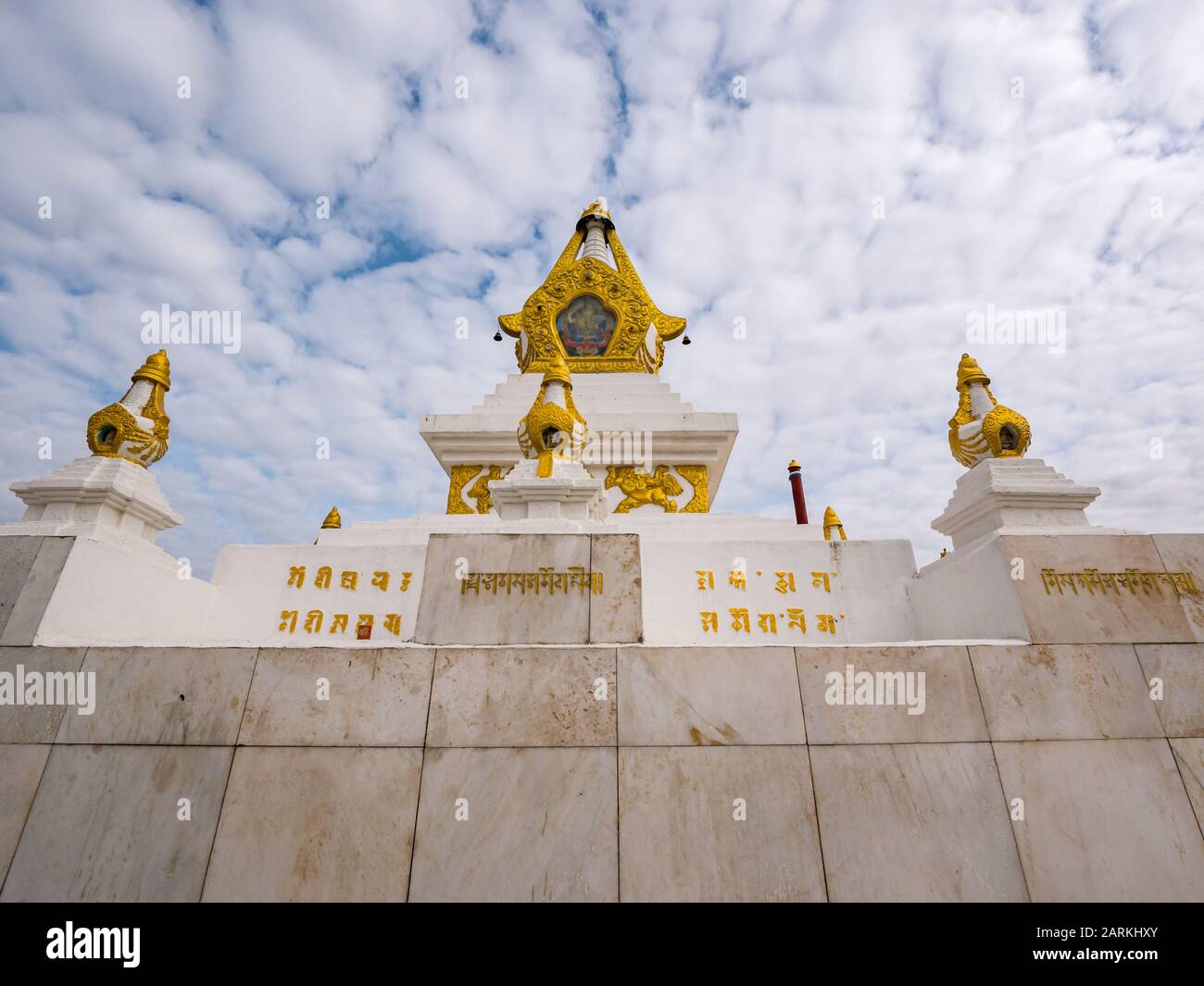 Stupa aus Weiß und Gold, Kloster Gandan, Ulaanbaatar, Mongolei, Asien Stockfoto