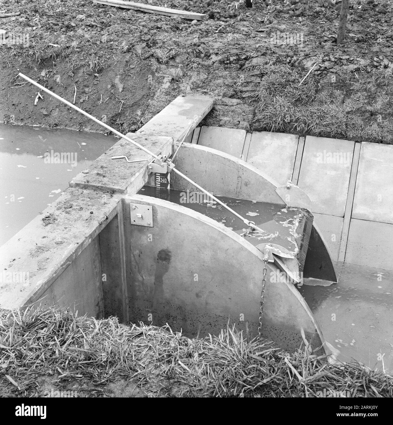 Inpolieren und Bemalung, Spannstreben, Ventilkonstruktionen, Details, Tielerwaardl Datum: April 1958 Standort: Gelderland, Tielerwaardl Schlüsselwörter: Details, Inpolieren und Beemaling, Ventilkonstruktionen, Krippenkonstruktionen, Spanner Stockfoto