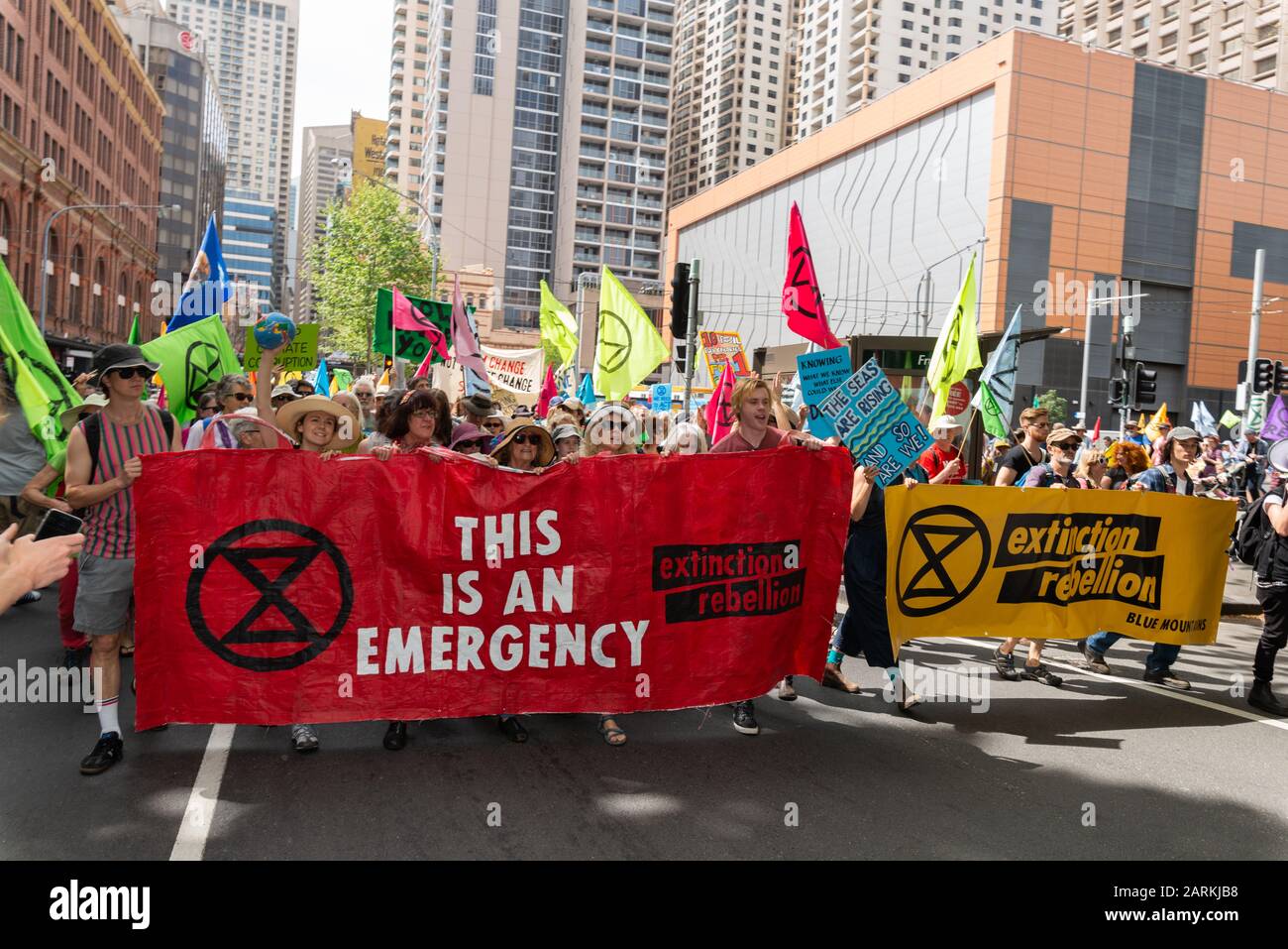 Sydney, Australien - 7. Oktober 2019 - Hunderte australische Extinction Rebellion Aktivisten versammeln sich im Belmore Park zu einem Protest gegen den Klimawandel. Stockfoto