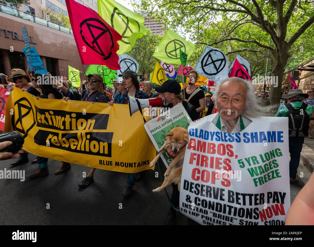 Sydney, Australien - 7. Oktober 2019 - Hunderte australische Extinction Rebellion Aktivisten versammeln sich im Belmore Park zu einem Protest gegen den Klimawandel. Stockfoto
