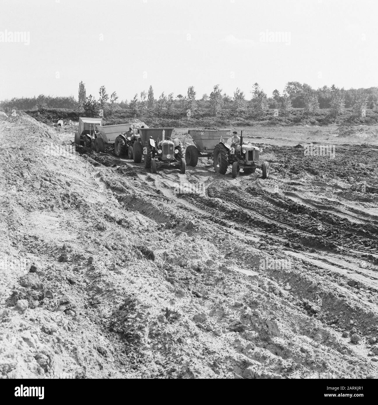 Rijksweg s hertogenbosch/eindhoven/Ort des Pumpens III Datum: August 1962 Stichwörter: Taucher und Gartenarbeit, Graben und Dämpfen von Graben, Verlegen von Abwasserkanälen, Maschinen, Normalisierung von Bächen, Bodenkonsolidierung, Arbeit, Sand-Personenname: Bodenverdichtung essche Bach Stockfoto