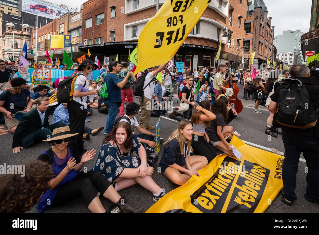 Sydney, Australien - 7. Oktober 2019 - Hunderte australische Extinction Rebellion Aktivisten versammeln sich im Belmore Park zu einem Protest gegen den Klimawandel. Stockfoto