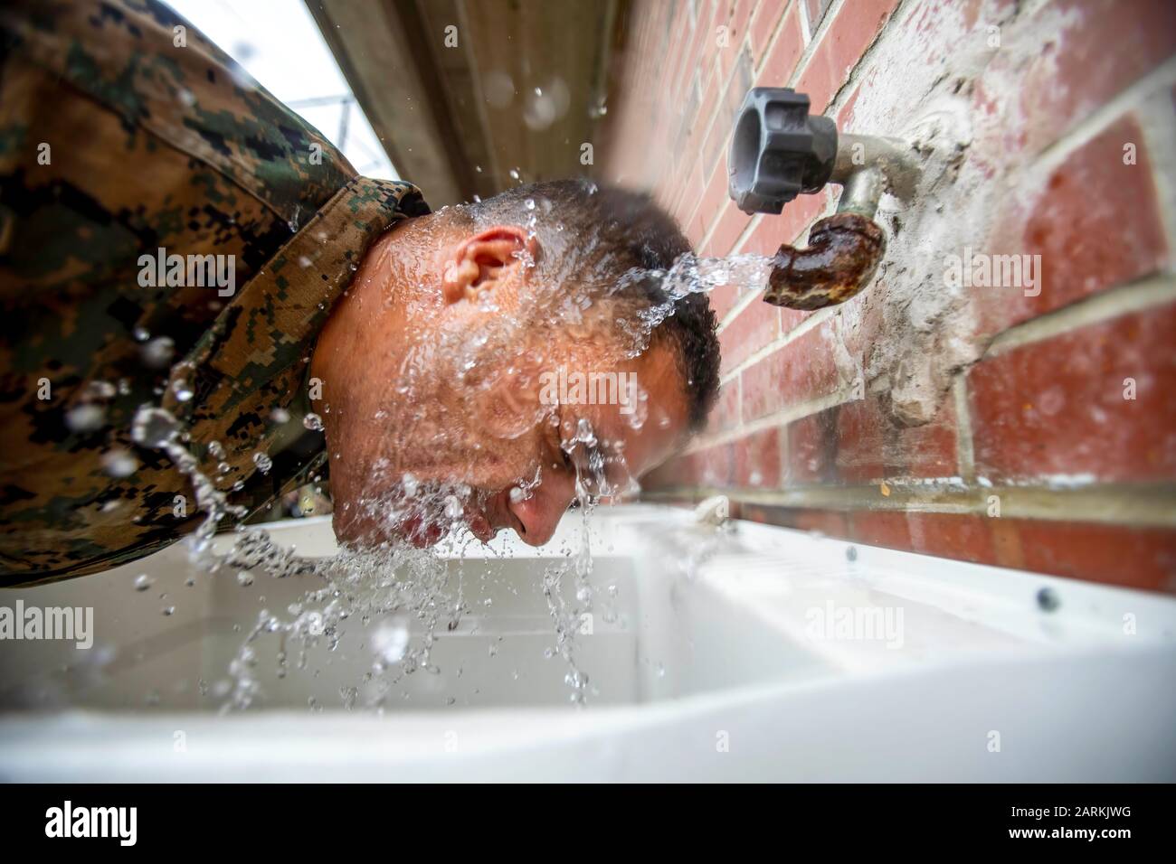 Eine Marine, die dem Einsatzführungskommando (Deployment Processing Command Reserve Support Unit-East), Force Headquarters Group, angeschlossen ist, leitet Wasser seines Gesichts nach der Schulung der Gaskammer im Marine Corps Base Camp Lejeune, North Carolina, 22. Oktober 2019. Die Mitarbeiter der DPC/RSU-East stellen aktivierte Reserveeinheiten/detonieren verschiedene Arten von Schulungen wie die Qualifikation der Gaskammern zur Verfügung. Während der Qualifikation werden Marines chemische, biologische, radiologische und nukleare Bedrohungen, Reaktionen auf CBRN-Angriffe und wie man die richtige Pflege und Verwendung einer Gasmaske übernimmt. (USA Foto des Marine Corps von Sgt. Andy O. Martinez) Stockfoto
