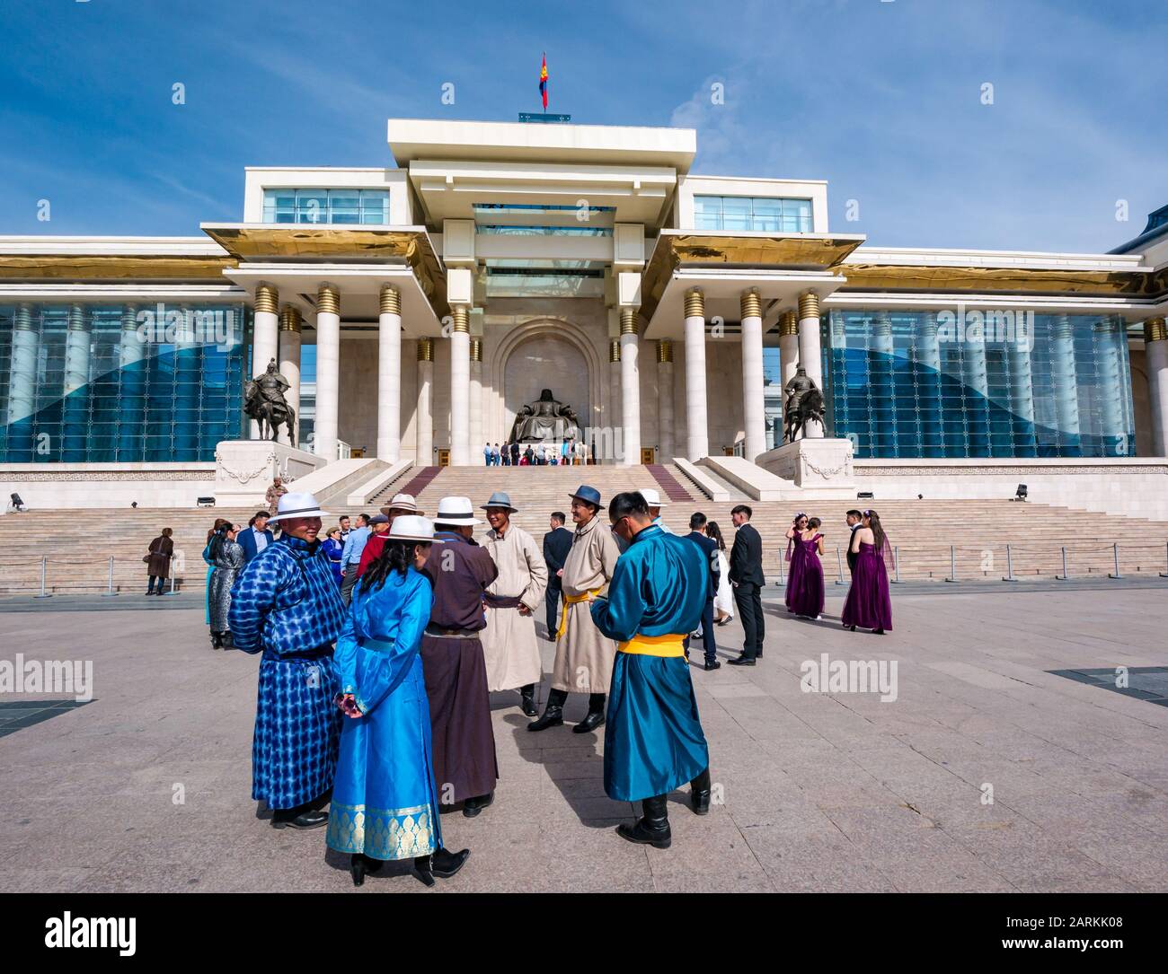 Hochzeitsfeier mit Männern im traditionellen Kleid, Sükhbaatar-Platz, Ulaanbaatar, Mongolei Stockfoto