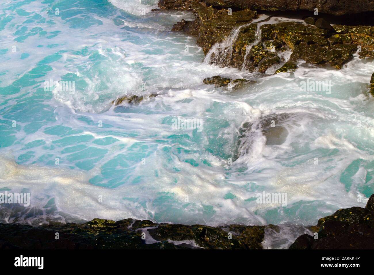 Das Wasser des Ozeans surrend auf das Ufer. Stockfoto