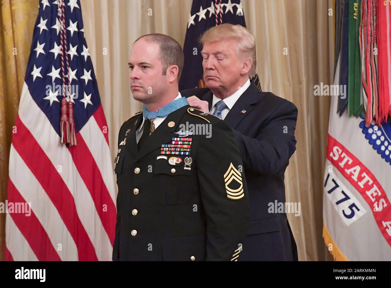 Präsident Donald J. Trumpf präsentiert die Ehrenmedaille der US-Armee Master Sgt. Matthew O. Williams während einer Zeremonie im Weißen Haus in Washington, D.C., Oktober 30, 2019. Williams die Ehrenmedaille für seine Taten ausgezeichnet wurde zwar als Waffen Sergeant mit dem Special Forces Operational Detachment Alpha 3336, Special Operations Task Force-33, zur Unterstützung der Operation Enduring Freedom in Afghanistan am 6. April 2008. (U.S. Armee Foto von Sgt. Keisha Braun) Stockfoto