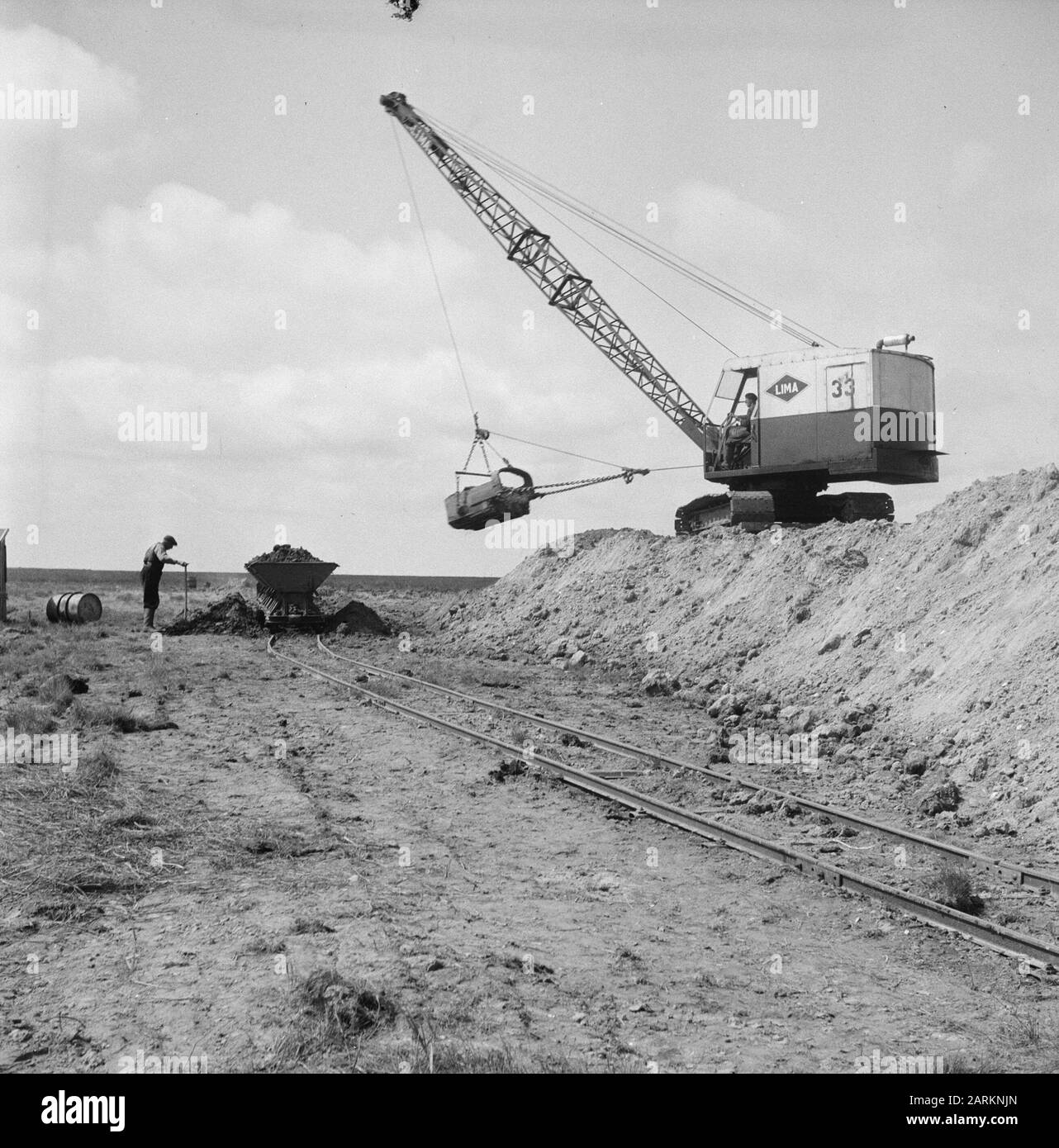 Draglines, Arbeiter, Kippkarren, Arbeitsdatum: Undatierte Schlüsselwörter: Arbeiter, Draglines, Kippkarren, Arbeit Stockfoto
