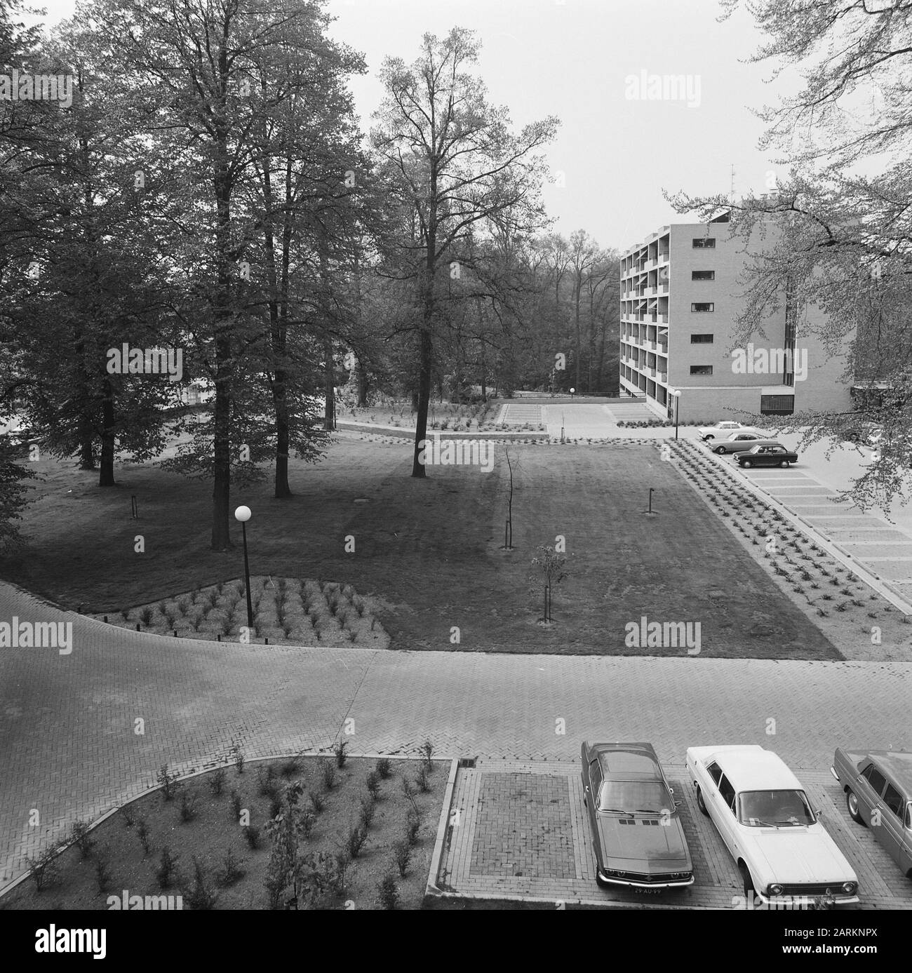 Gärten, Wohnungen, Parkplätze, Autos Datum: Undatierte Stichwörter: Autos, Wohnungen, Parkplätze, Gärten Stockfoto