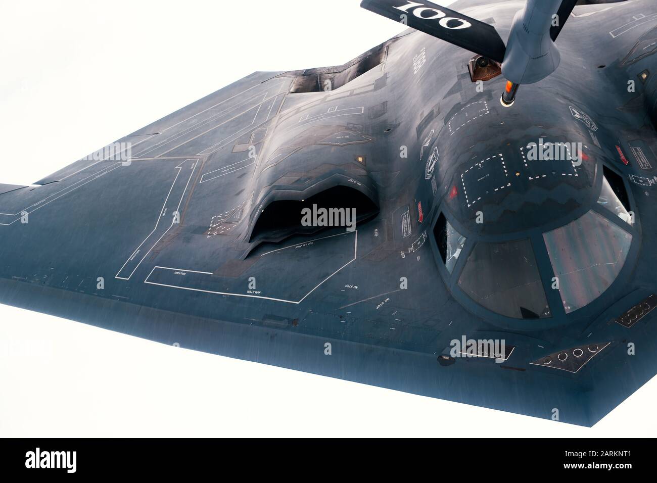 Ein US Air Force 509th Bomb Wing B-2 Geist tankt aus einer 351 Luftbetankung Squadron KC-135 Stratotanker während der Bomber Task Force Training über England, Aug 29., 2019. Die B-2-Flugzeuge aus der RAF Fairford, England, und wird es in US-amerikanischen Luftstreitkräfte in Europa Standort Übung für Bomber. (U.S. Air Force Foto: Staff Sgt. Jordan Castelan) Stockfoto