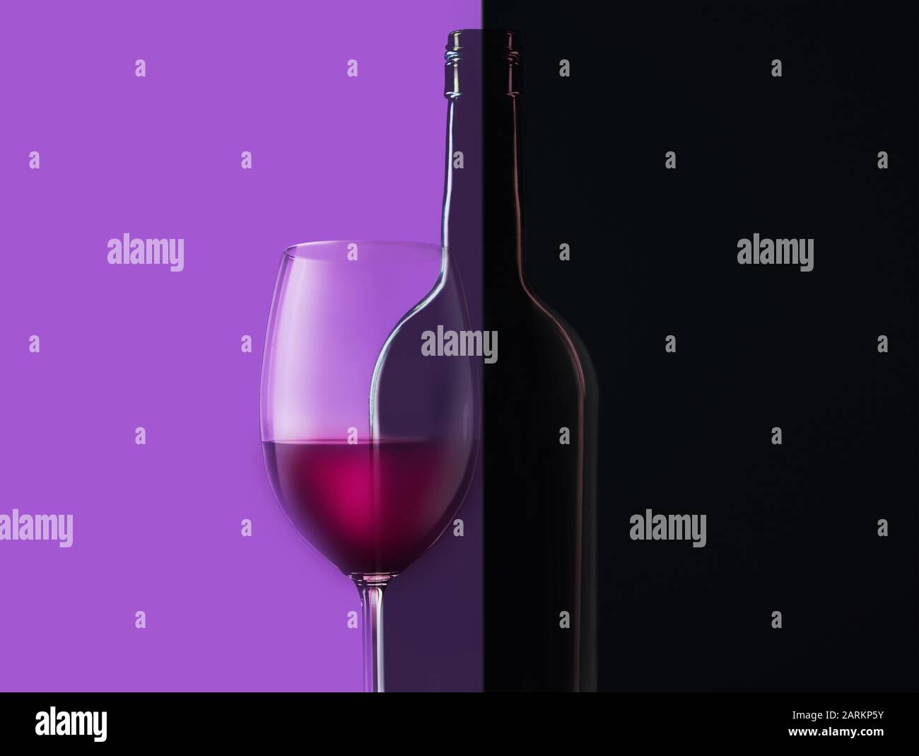 Ein Glas Rotwein im Vordergrund, eine Flasche Wein im Rücken und in der Transparenz, ein Hintergrund halb violett und halb sehr dunkel. Kopierbereich. Stockfoto