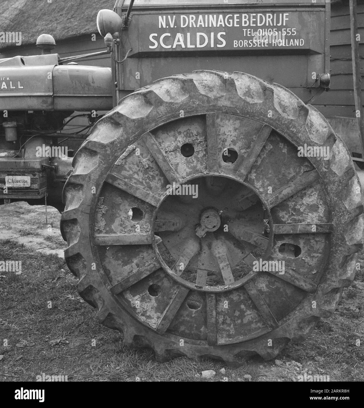 Traktorreifen, Traktordatum: Undatierte Schlüsselwörter: Traktorreifen Personenname: Traktoren Stockfoto