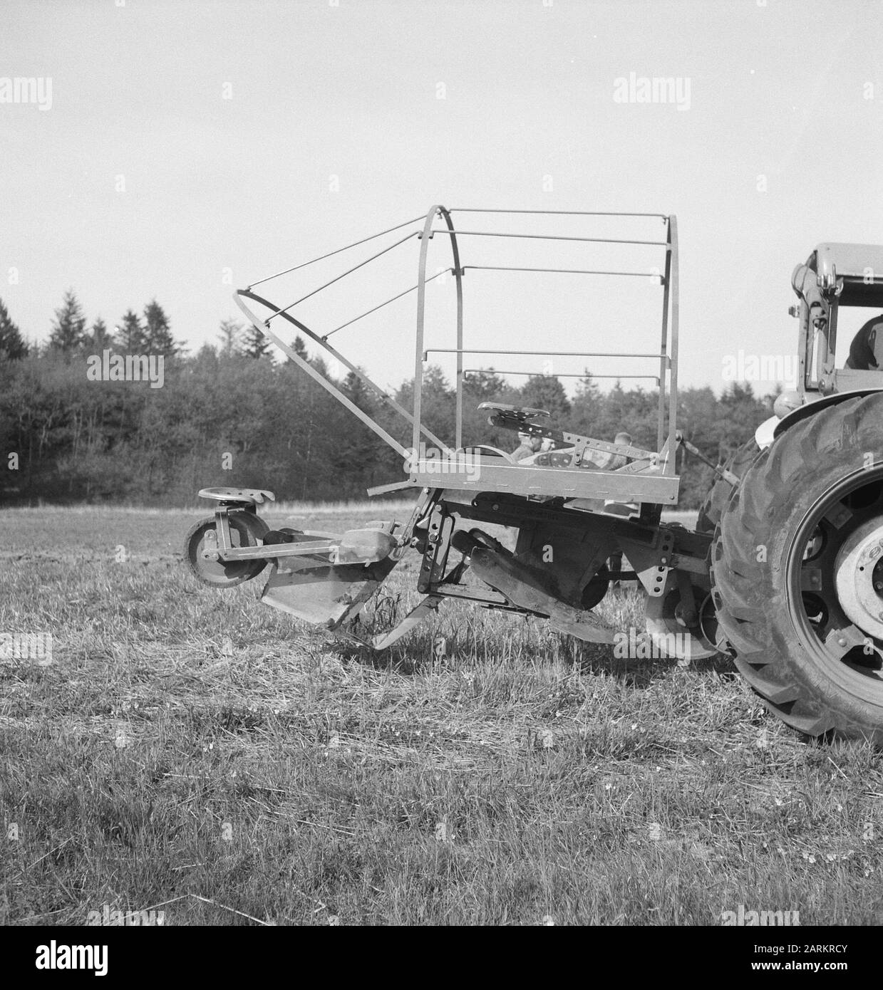 Bodenbearbeitung, Maschinen, Werkzeuge, Traktoren Datum: Undatierte Stichwörter: Bodenbearbeitung, Maschinen, Werkzeuge Personenname: Traktoren Stockfoto