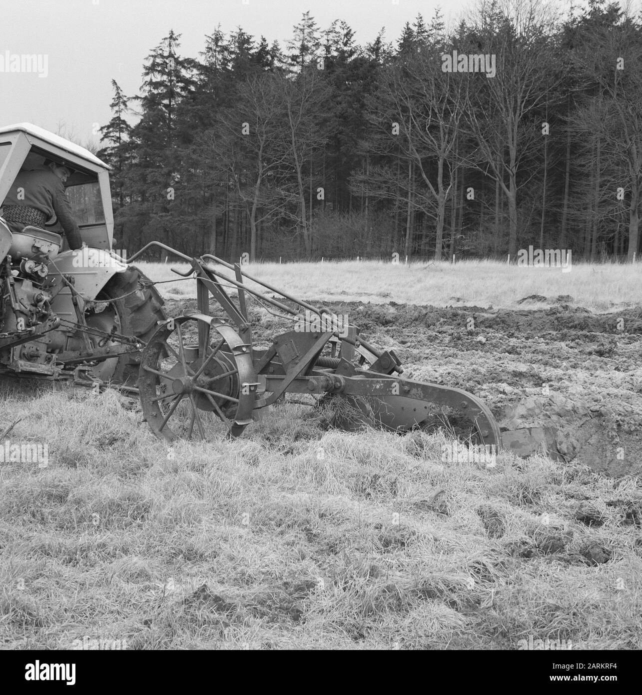 Bodenbearbeitung, Maschinen, Werkzeuge, Traktoren Datum: Undatierte Stichwörter: Bodenbearbeitung, Maschinen, Werkzeuge Personenname: Traktoren Stockfoto