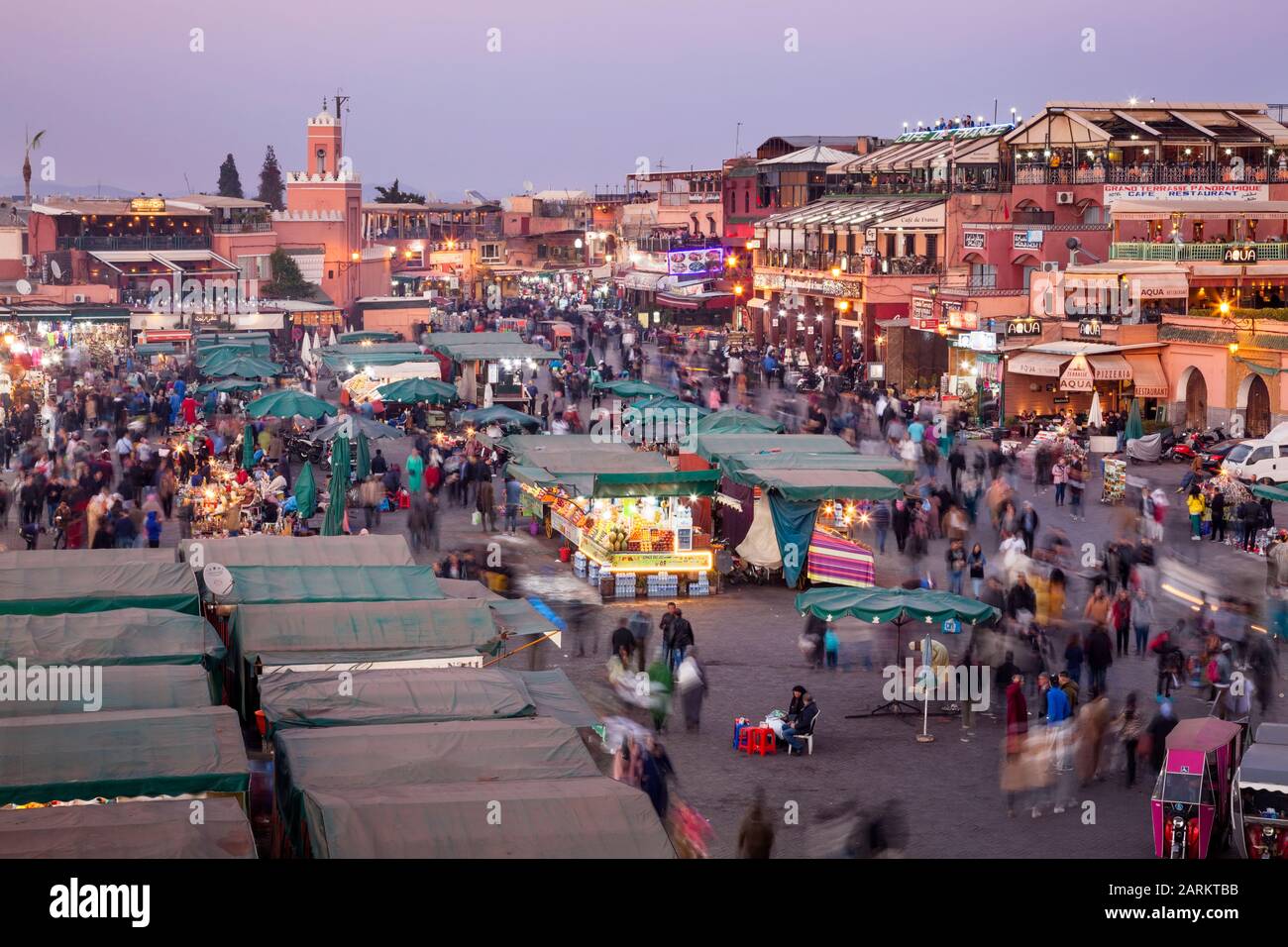 Überdachte Souk Ständen auf einem belebten Platz Jemaa el-Fnaa bei Dämmerung Marrakesh-Safi in Marrakesch, Marokko. Stockfoto