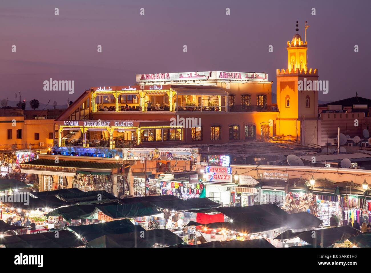 Cafe Argana und überdachte souk Ständen auf Platz Jemaa el-Fnaa bei Dämmerung Marrakesh-Safi in Marrakesch, Marokko. Stockfoto