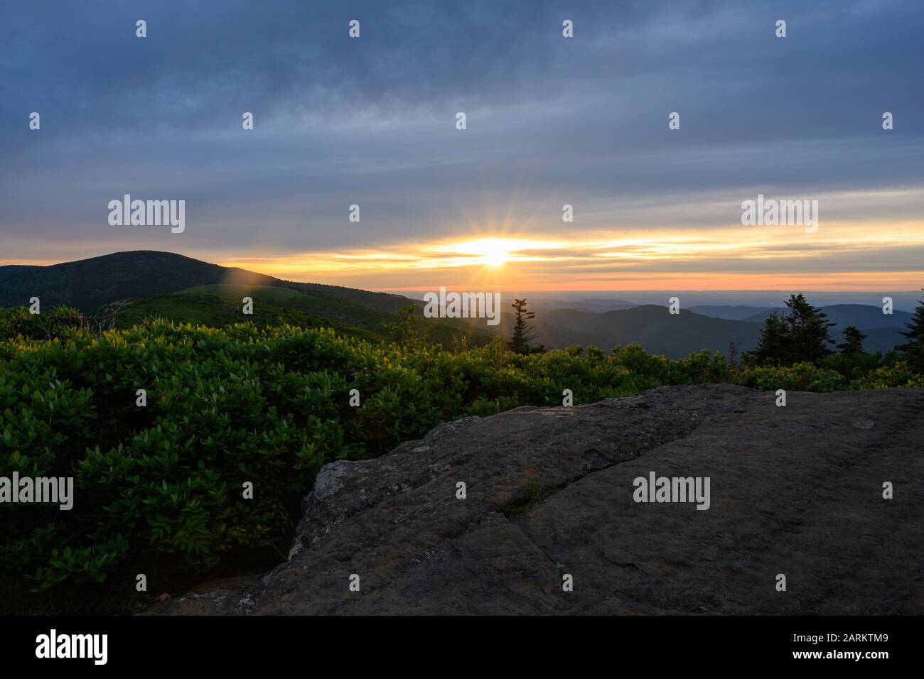 Sun Burst bei Sonnenuntergang Über den Roan Highlands im Sommer Stockfoto