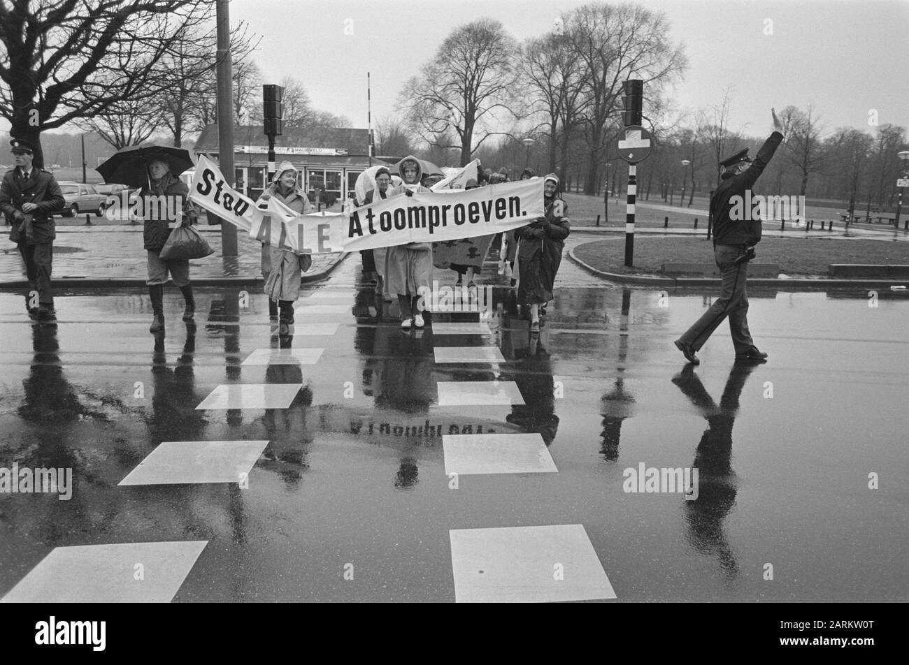 Vertreter Frauengruppen, die in den Haag für die Abschaffung der Atomtests demonstrieren Datum: 2. März 1987 Ort: Den Haag, Zuid-Holland Schlüsselwörter: Atomtests, Demonstrationen Stockfoto