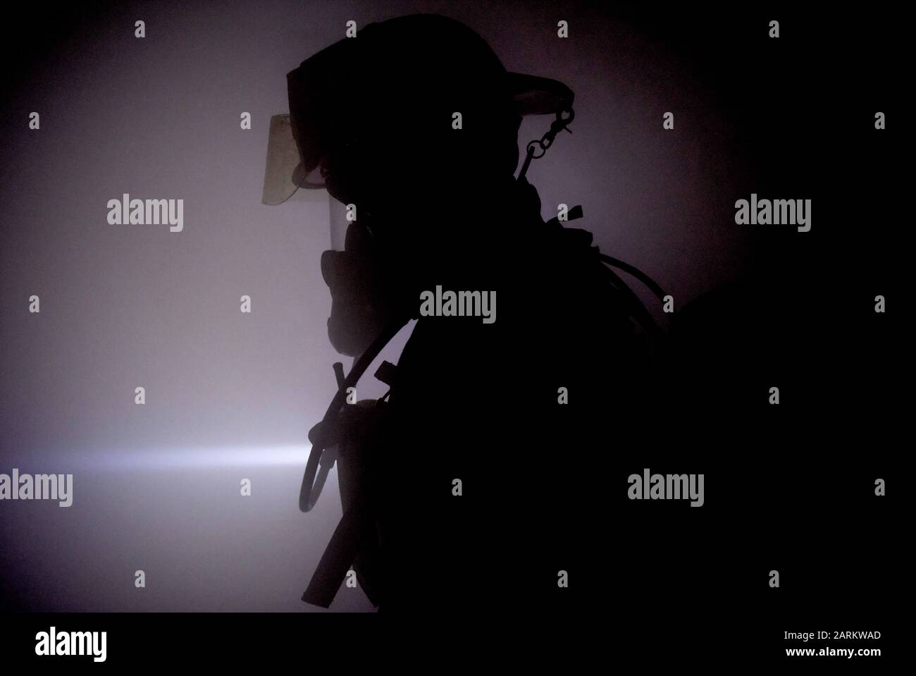 Ein Feuerwehrmann mit dem 100. Civil Engineer Squadron sucht während einer Trainingsübung, bei der ein Cockpitfeuer in der RAF Mildenhall, England, simuliert wird, nach nicht entndem Personal an Bord eines KC-135 Stratotankers. Die Feuerwehr wird vierteljährlich eine praktische Schulung durchführen, um die Feuerwehrleute mit der Innenauslegung des Flugzeugs und den ordnungsgemäßen Abschalteverfahren vertraut zu machen. (USA Air Force Foto von Senior Airman Brandon Esau) Stockfoto