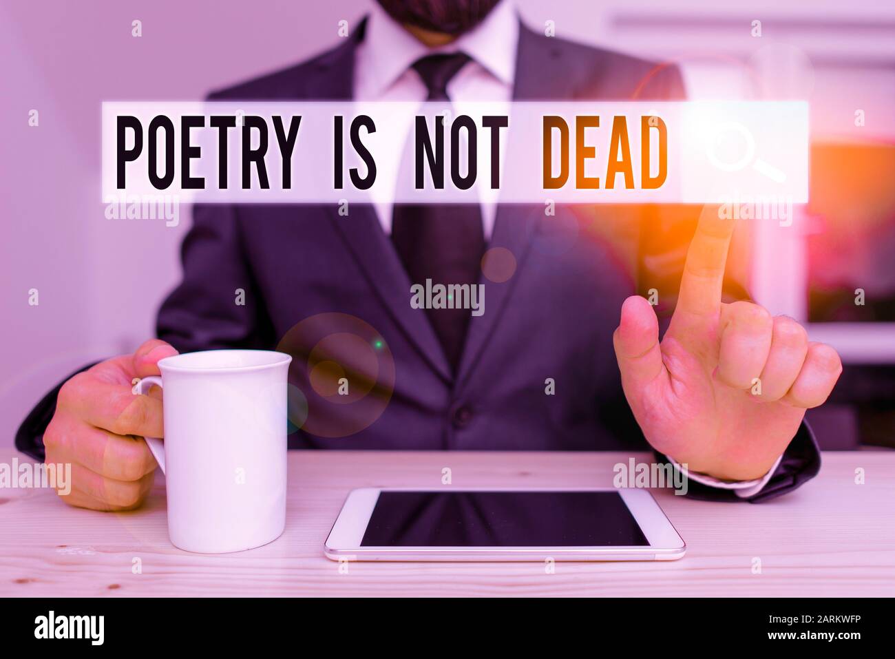 Text Zeichen angezeigt Poesie ist nicht tot. Business Foto präsentiert ästhetische und rhythmisches Schreiben noch lebendig ist und moderne männliche Menschen tragen formalen kleiden Stockfoto Text Zeichen angezeigt Poesie ist nicht tot. Business Foto präsentiert ästhetische und rhythmisches Schreiben noch lebendig ist und moderne männliche Menschen tragen formalen kleiden Stockfoto