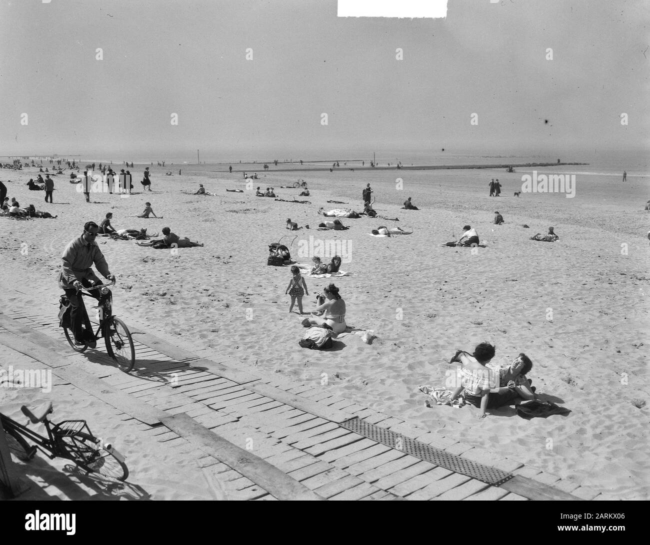 Frühling in Scheveningen am Strand Datum: 21. april 1951 Ort: Scheveningen, Zuid-Holland Schlüsselwörter: Frühling, Strände Stockfoto