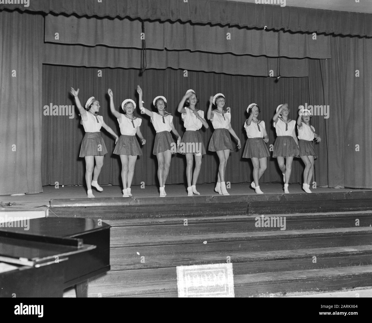 Revue en Cabaret Datum: 6. Juli 1951 Schlagwörter: Unterhaltung, Kabarett, Revuen, Theater Stockfoto