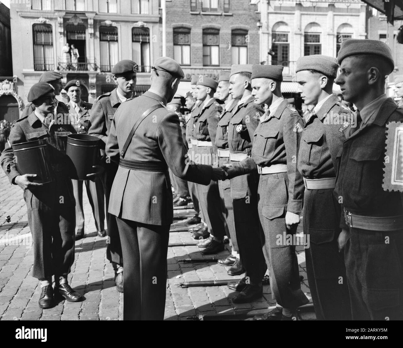 Auszeichnung Grüner Liegeplatz Rosendaal Datum: 27. August 1952 Ort: Noord-Brabant, Rosendaal Schlüsselwörter: Auszeichnungen, Berets Stockfoto