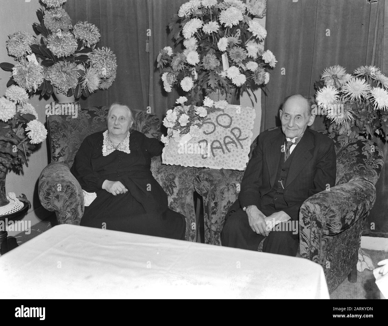 Familie de Graaffs 50 Jahre Ehe In Den Haag. Hochzeitspaar Datum: 30. Oktober 1952 Ort: Den Haag, Zuid-Holland Schlüsselwörter: Brautpaare persönlicher Name: Familie de Graff Stockfoto