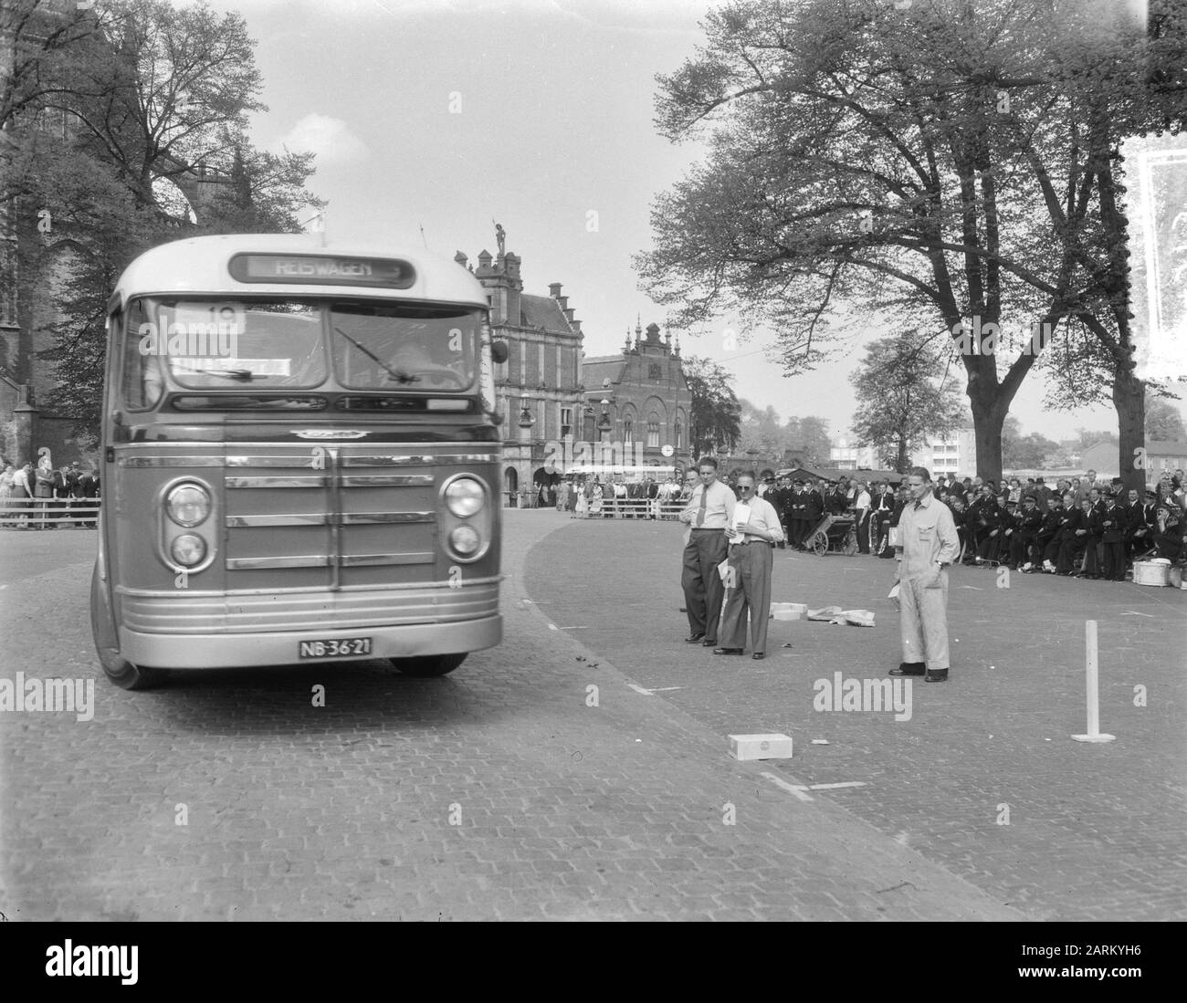Tourwagenrallye Einreiseprüfung in Arnhem (Oeverstraat aan het Duivelshuis) Datum: 11. Mai 1954 Ort: Arnhem Schlagwörter: Busse, Prüfungen, Rallyes Stockfoto