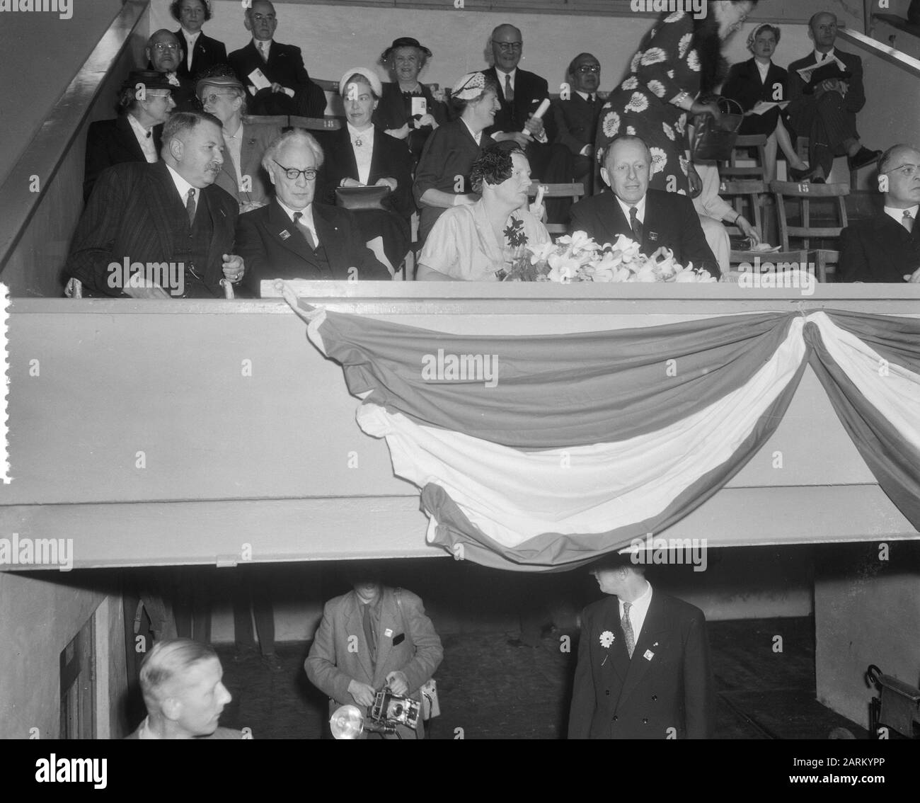 H.M. de Koningin Party Meeting Dutch Biblegenootschap den Haag Datum: 16. Juni 1954 Ort: Den Haag, Zuid-Holland Stockfoto