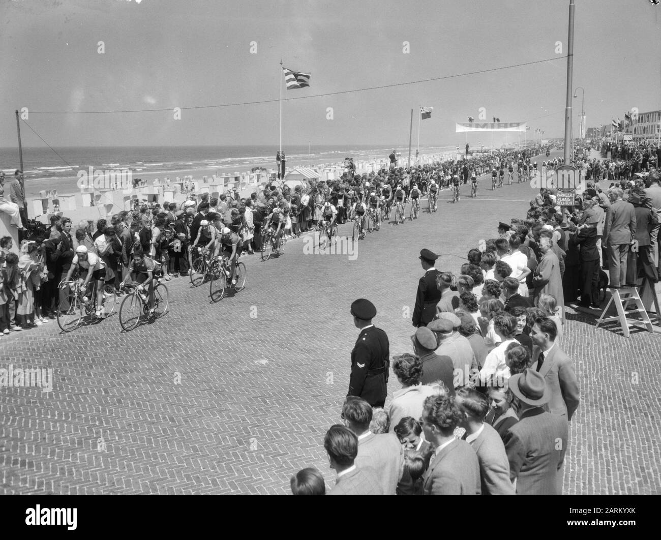 Tour de France, die Tourcaravaan entlang des Boulevards in Noordwijk aan Zee Datum: 8. Juli 1954 Ort: Noordwijk aan Zee Schlüsselwörter: Sport, Radfahrereinrichtung Name: Tour de France Stockfoto
