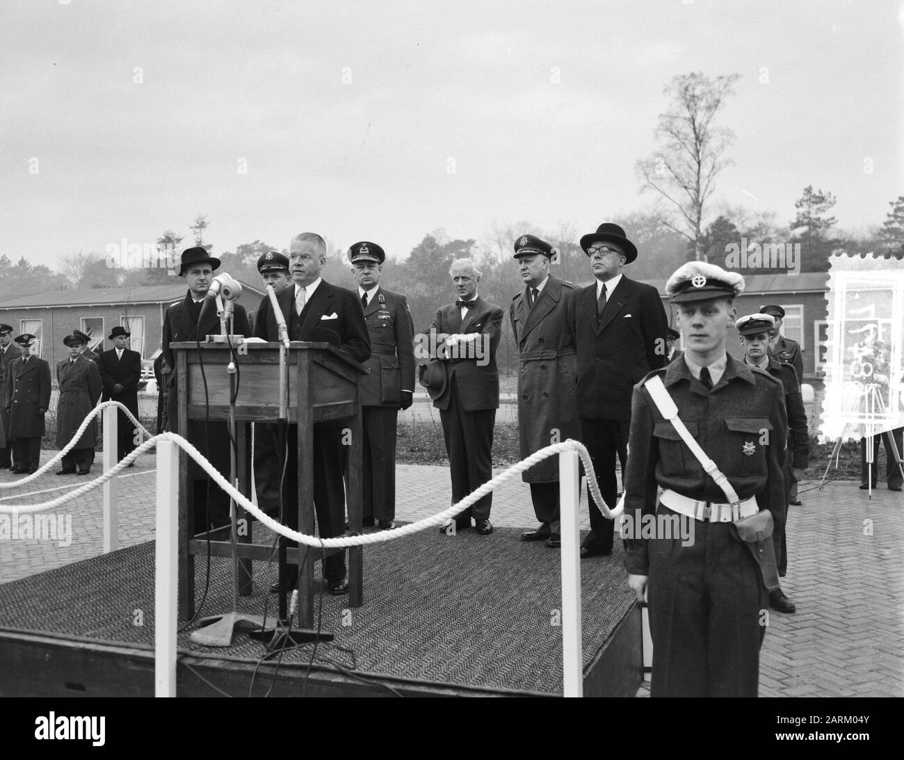 Die American 32 Tactical Fighter Squadron (stationiert in Soesterberg, bestehend aus Sabre Aircraft) wird dem Einsatzkommando der Royal Air Force unterstellt. Rede des amerikanischen Botschafters H. Freeman Mattheson Datum: 16. November 1954 Ort: Soesterberg, Utrechter Schlüsselwörter: Diplomaten, Luftwaffe, Militär, überträgt persönlichen Namen: Freeman Mattheson H Stockfoto