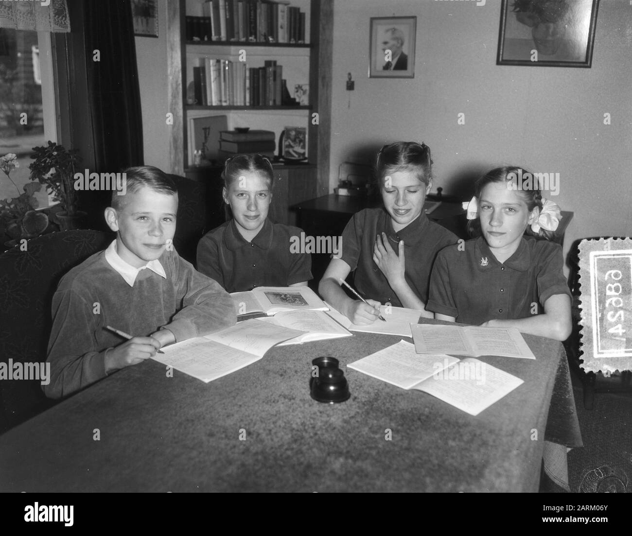 Zwolse vierling Koffer, 12 Jahre alt, Elly, Rini, Dorothea, Han Datum: 25. November 1954 Schlagwörter: Vierlingen Personenname: Dorothea, Elly, Han, Kiffers, Rini Stockfoto