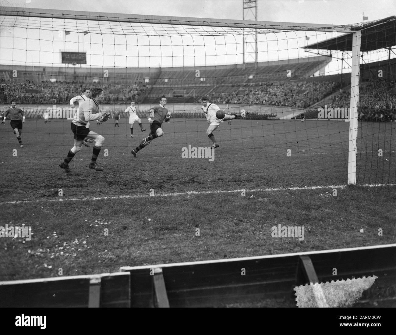 Fußball Amsterdam gegen EBOH, Spielmoment Datum: 4. Dezember 1955 Ort: Amsterdam, Noord-Holland Schlagwörter: Sport, Fußball Stockfoto