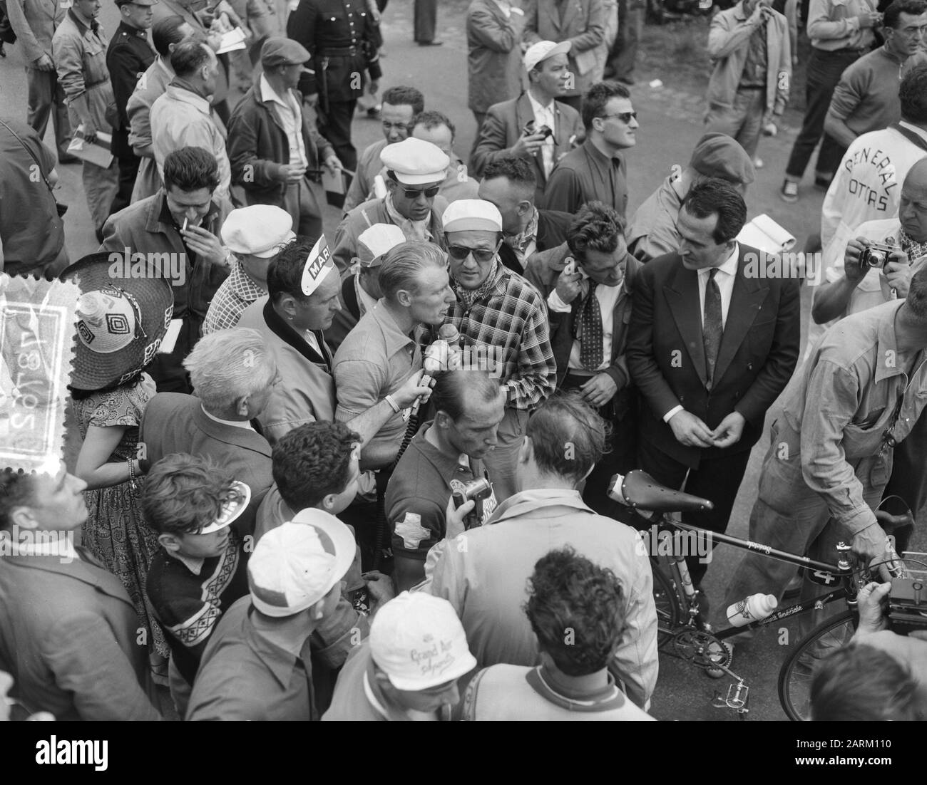 Erster Tag Tour de France Dutch Peloton Reims. Finish Darigade (Frankreich) Gewinner Datum: 5. Juli 1956 Ort: Frankreich, Reims Schlüsselwörter: Radsport persönlicher Name: Darigade Institution Name: Tour de France Stockfoto