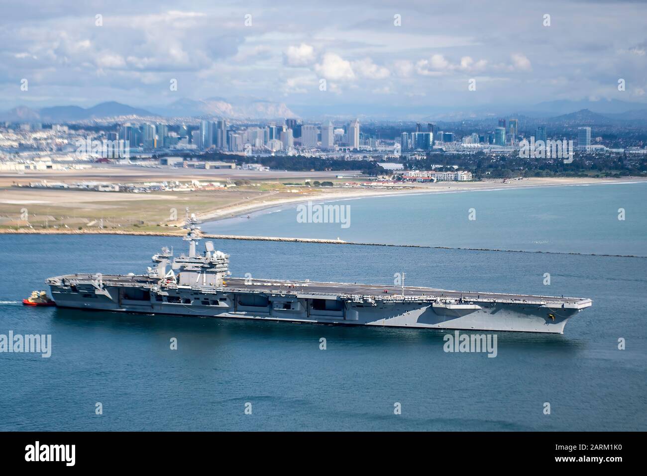 200117-N-NB544-1510 SAN DIEGO (JANUAR 17, 2020) Der Flugzeugträger der Nimitz-Klasse USS Theodore Roosevelt (CVN 71), Flaggschiff der Theodore Roosevelt Carrier Strike Group, verlässt San Diego für einen Einsatz. Die Theodore Roosevelt Carrier Strike Group befindet sich in einem regelmäßigen, planmäßigen Einsatz in Indopazifik, um den anhaltenden Frieden, die Sicherheit und die Stabilität im gesamten Pazifikraum zu fördern. (USA Navy-Foto von Mass Communication Specialist, 2. Klasse, Kyle Carlstrom/Veröffentlicht) Stockfoto