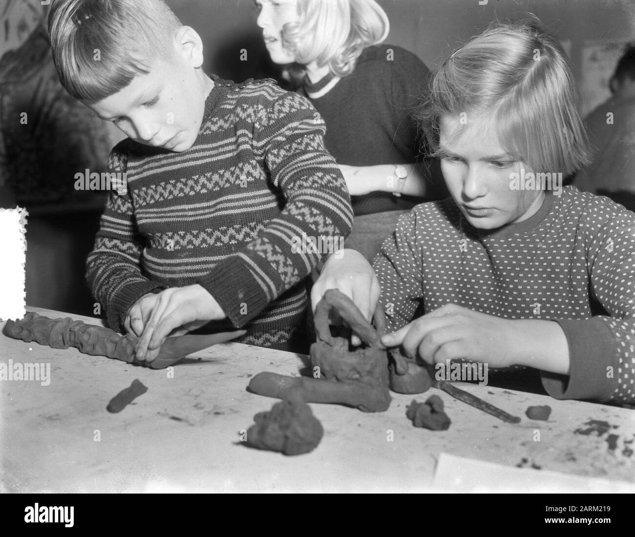 Platz junger Künstler im Stedelijk Museum Amsterdam Datum: 30. Dezember 1953 Ort: Amsterdam, Noord-Holland Schlüsselwörter: Museen, Kinder, Ton Stockfoto