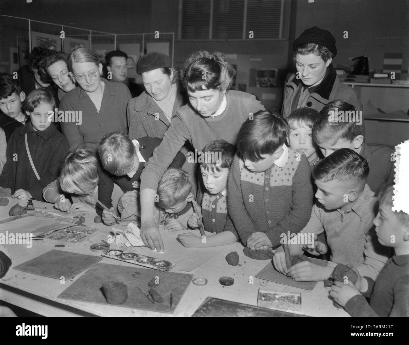 Platz junger Künstler im Stedelijk Museum Amsterdam Datum: 30. Dezember 1953 Standort: Amsterdam, Noord-Holland Schlüsselwörter: Museen Stockfoto