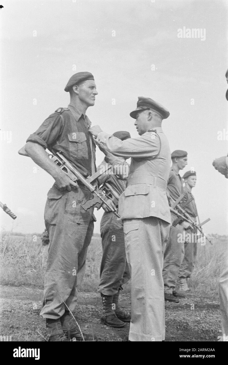 Schule für die Ausbildung Von Fallschirmspringern am Flughafen Kemajoran in der Kunst "Batavia". Wings Zeremonie von Major General E. Engles Datum: 3. Juli 1947 Ort: Batavia, Indonesien, Java, Niederländisch-Ostindien Stockfoto