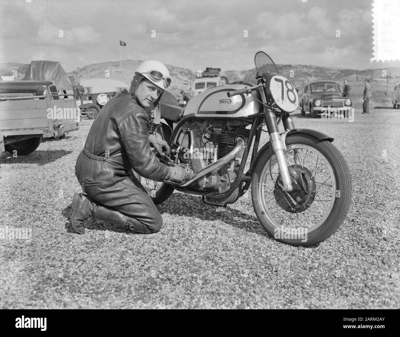 Training Motorraces Zandvoort, P. Bakker (Norton) 500cc Datum: 20. Mai 1955 Ort: Noord-Holland, Zandvoort Schlüsselwörter: MOTORRACES persönlicher Name: Bakker, P. Stockfoto