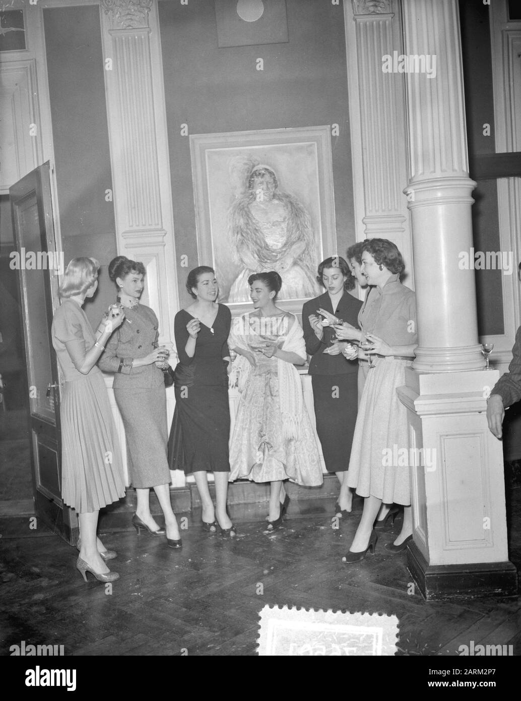 Gesellschaft des Lido in Paris in Amsterdam. Pressekonferenz Datum: 20. März 1956 Ort: Amsterdam, Noord-Holland Schlüsselwörter: Firma, Pressekonferenzen Name Der Institution: Lido Stockfoto